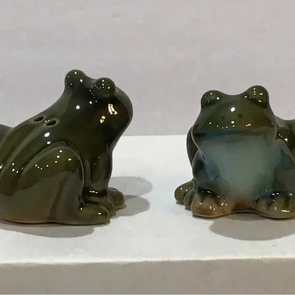 Adorable Frog Salt & Pepper set EUC - Picture 2 of 7